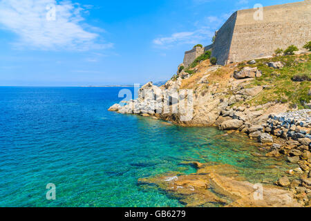 Acqua del mare turchese nella baia di Calvi e la vista delle mura della città vecchia, Corsica, Francia Foto Stock