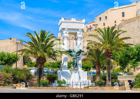CALVI, Isola di Corsica- giu 29, 2015: la statua di Fremiet fu costruito da un iniziativa dell'architetto Clerambault. Essa è in marmo Foto Stock