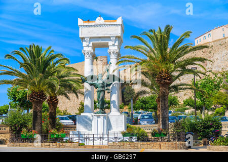 CALVI, Isola di Corsica- giu 29, 2015: la statua di Fremiet fu costruito da un iniziativa dell'architetto Clerambault. Essa è in marmo Foto Stock