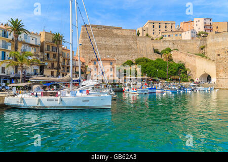 CALVI, Isola di Corsica - giu 29, 2015: vista del porto di Calvi con citadel edificio e barche a vela. Questa città è molto popolare a Foto Stock