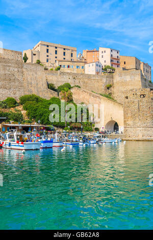 Tipico vecchio barche da pesca nel porto di Calvi sulla soleggiata giornata estiva, Corsica, Francia Foto Stock