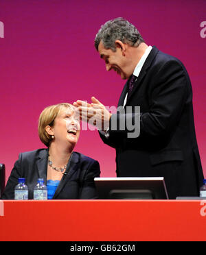 Il segretario all'interno Jacqui Smith si congratula con il primo ministro Gordon Brown dopo aver preso parte alla conferenza del Partito laburista a Manchester, il secondo giorno della conferenza annuale del partito. Foto Stock