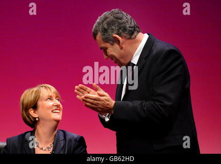 Il segretario all'interno Jacqui Smith si congratula con il primo ministro Gordon Brown dopo aver preso parte alla conferenza del Partito laburista a Manchester, il secondo giorno della conferenza annuale del partito. Foto Stock