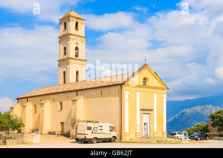 La chiesa nel villaggio di montagna di Sant'Antonino, Corsica, Francia Foto Stock