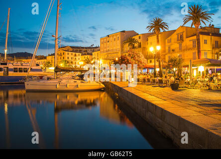 Il porto di Calvi, Isola di Corsica - giu 30, 2015: edifici storici e yacht barche nel porto di Calvi a notte. Calvi è lussuoso marina Foto Stock