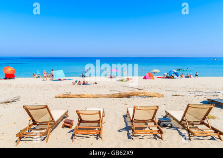 I lettini sulla splendida spiaggia di Bodri, Corsica, Francia Foto Stock