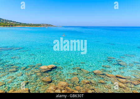 Il mare cristallino di acqua di Bodri beach, Corsica, Francia Foto Stock