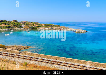 Binario ferroviario lungo la bellissima baia di Algajola villaggio sulla costa della Corsica, Francia Foto Stock