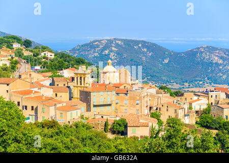 Vista di Cateri villaggio con case in pietra costruite in tradizionale stile di corsa sulla cima di una collina, Francia Foto Stock