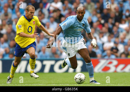 (L-R) Fredrik Ljungberg di Arsenal e Nicolas Anelka di Manchester City combattono per la palla Foto Stock