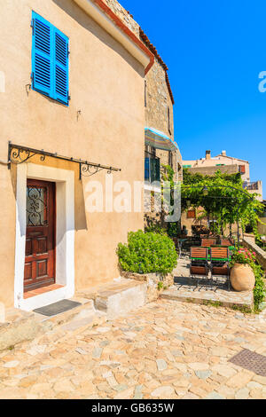 Case sulla strada in Corsica tipico villaggio di montagna di Sant'Antonino, Corsica, Francia Foto Stock