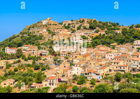 Vista di Corbara villaggio con case in pietra costruite in tradizionale stile di corsa sulla cima di una collina, Francia Foto Stock