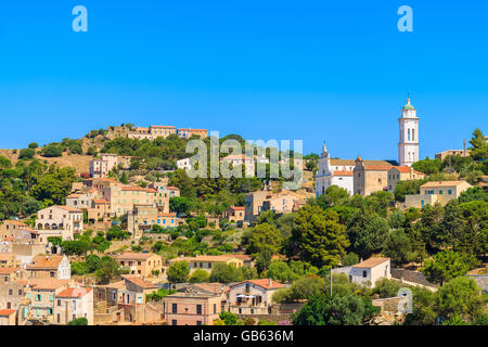 Vista di Corbara villaggio con case in pietra costruite in tradizionale stile di corsa sulla cima di una collina, Francia Foto Stock