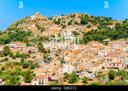 Vista di Corbara villaggio con case in pietra costruite in tradizionale stile di corsa sulla cima di una collina, Francia Foto Stock