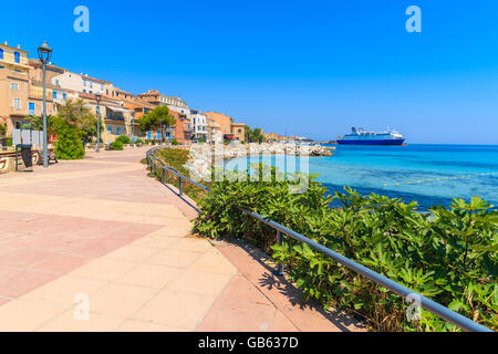 Passeggiata lungo mare in Ile Rousse città costiera, Corsica, Francia Foto Stock