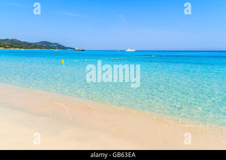 Azzurro mare acqua sulla spiaggia di Saleccia vicino a Saint Florent, Corsica, Francia Foto Stock
