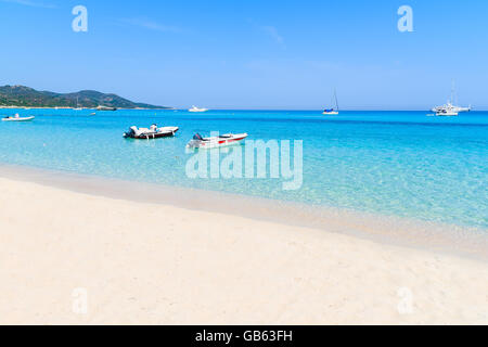 Azzurro mare acqua sulla spiaggia di Saleccia vicino a Saint Florent, Corsica, Francia Foto Stock