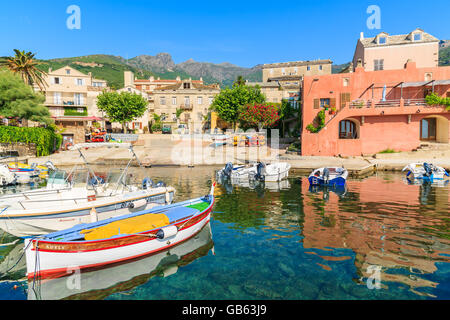 ERBALUNGA, CORSICA - Lug 4, 2015: colorate barche da pesca in Erbalunga porta sul Cap Corse. Questo piccolo villaggio è anche noto Foto Stock