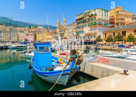 Barca da pesca nel porto di Bastia su soleggiate giornate estive, Corsica, Francia Foto Stock