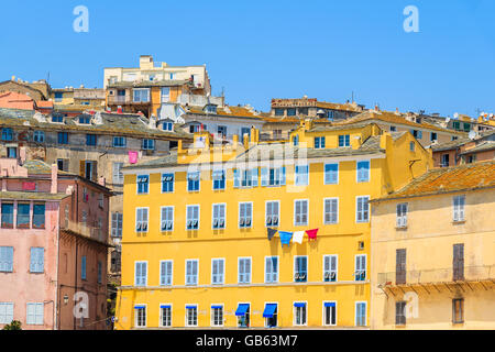 Una vista di tipiche case nel porto di Bastia, Corsica, Francia Foto Stock