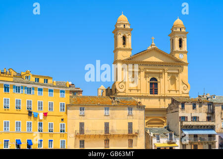 Una vista della cattedrale edificio nel porto di Bastia, Corsica, Francia Foto Stock