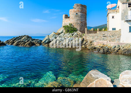 Torre medievale sulla costa della Corsica in Erbalunga town, Francia Foto Stock