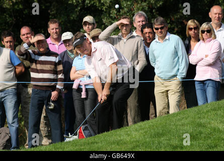 Golf - Quinn Insurance British Masters - Day Two - The Belfry. Lee Westwood dell'Inghilterra schizza sul dodicesimo verde durante i padroni britannici di assicurazione di Quinn al Belfry, Wishaw, Sutton Coldfield. Foto Stock