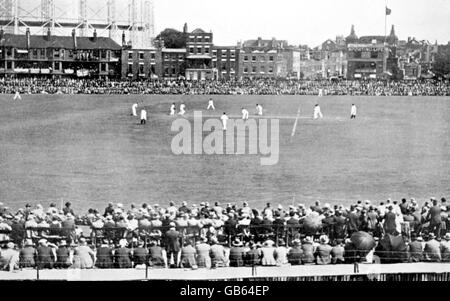 Cricket - le ceneri - Fifth Test - Inghilterra / Australia - primo giorno. Vista generale dell'Oval con l'Australia nel campo Foto Stock