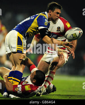 Kevin Sinfield (al centro) di Leeds Rhinos viene affrontato da Harrison Hanson (al piano) di Wigan Warriors durante l'Emiminator della Grand Final di Engage Super League all'Headingley Carnegie Stadium di Leeds. Foto Stock