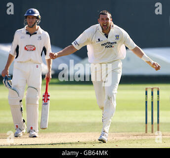 Il bowler di Durham Steve Harmison (a destra) festeggia dopo aver preso il wicket finale della loro partita contro il Kent al St. Lawrence Ground di Canterbury, Kent. Foto Stock