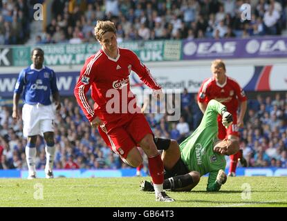 Fernando Torres di Liverpool festeggia dopo aver segnato l'obiettivo di apertura come Tim Howard, portiere di Everton, mostra la sua frustrazione (r) Foto Stock