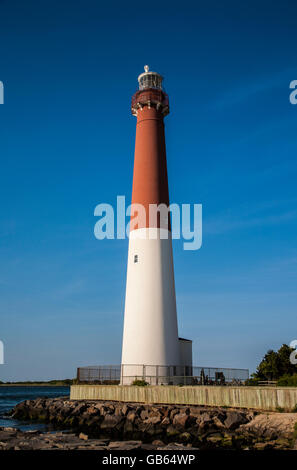 Barnegat Lighthouse contro il cielo blu a Barnegat, New Jersey, East Coast, USA, Jersey shore, vintage mare panoramico pt costiero Foto Stock