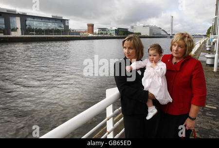 Helen Humphreys (a sinistra) con la figlia Nina e Linda Cameron (a destra) che hanno perso i mariti in un incidente mortale a bordo di un rimorchiatore, Mettiti in posa per una fotografia accanto al fiume Clyde dopo una conferenza stampa sul rapporto del Marine Infortuny Investigation Branch (MAIB) sulla tragedia che è stata pubblicata oggi. Foto Stock