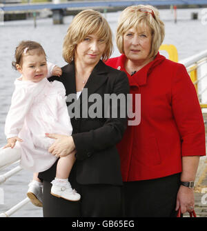 Helen Humphreys (a sinistra) con la figlia Nina e Linda Cameron (a destra) che hanno perso i mariti in un incidente mortale a bordo di un rimorchiatore, Mettiti in posa per una fotografia accanto al fiume Clyde dopo una conferenza stampa sul rapporto del Marine Infortuny Investigation Branch (MAIB) sulla tragedia che è stata pubblicata oggi. Foto Stock