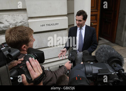 Il cancelliere conservatore dell'ombra George Osborne lascia un incontro con il Cancelliere dello scacchiere Alistair Darling presso l'ufficio del Tesoro dell'HM, Westminster, Londra. Foto Stock