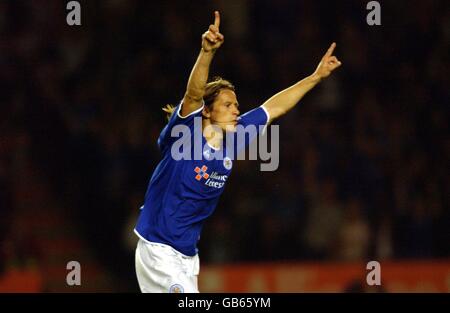 Lilian Nalis di Leicester City festeggia il gol di apertura contro Leeds United Foto Stock