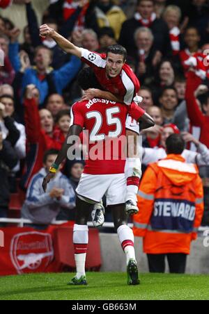 Robin Van Persie (top) di Arsenal festeggia con il compagno di squadra Emmanuel Adebayor dopo aver segnato il primo obiettivo del gioco. Foto Stock