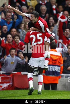 Robin Van Persie (top) di Arsenal festeggia con il compagno di squadra Emmanuel Adebayor dopo aver segnato il primo obiettivo del gioco. Foto Stock