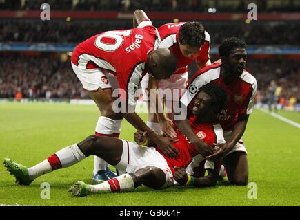 Emmanuel Adebayor (centro) di Arsenal festeggia con i suoi compagni di squadra dopo aver segnato il secondo obiettivo del gioco. Foto Stock