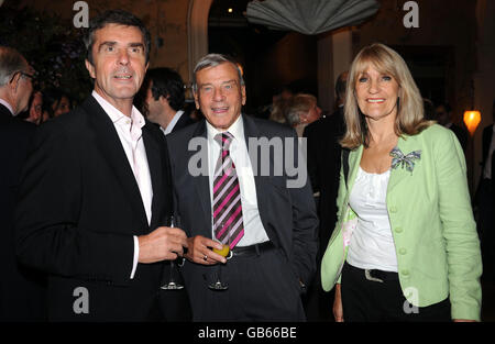 Il presentatore televisivo John Stapleton e sua moglie Lynn Faulds Woods con l'ex cricket umpire Dickie Bird (centro) a una festa per celebrare la pubblicazione di Sir Michael Parkinson Memoir, 'My Autobiography', nell'Holland Park di Londra. Foto Stock