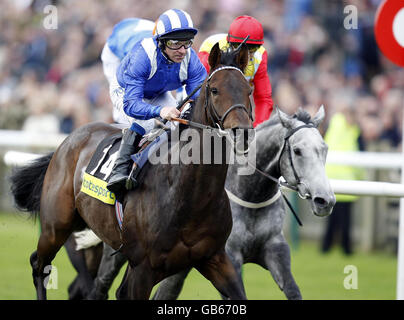 Tazeez e Jockey Richard Hills vincono il Cambridgeshire Heritage handicap Totesport.com all'ippodromo di Newmarket, Suffolk. Foto Stock