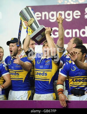 Kevin Sinfield, capitano di Leeds Rhinos, solleva il trofeo in seguito alla finalissima Engage Super League a Old Trafford, Manchester. Foto Stock