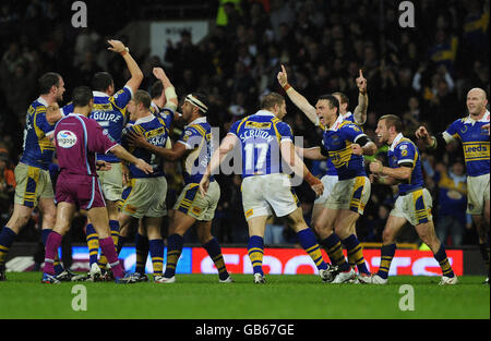 Rugby League - Engage Super League Grand Final - St Helens / Leeds Rhinos - Old Trafford. Leeds Rhinos festeggia la loro vittoria dopo l'Engage Super League Grand Final a Old Trafford, Manchester. Foto Stock