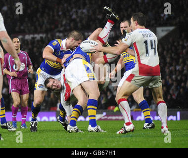 Jon Wilkin di St Helens viene affrontato durante la finalissima Engage Super League a Old Trafford, Manchester. Foto Stock