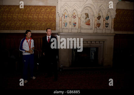 Il ciclista Chris Hoy medaglia d'oro della Gran Bretagna con il medaglia di bronzo Taekwondo Sarah Stevenson aspetta prima di un ricevimento olimpico al Municipio di Manchester. Foto Stock