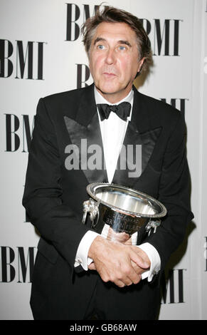 Bryan Ferry si pone con il suo premio durante i BMI Awards al Dorchester Hotel, nel centro di Londra. Foto Stock