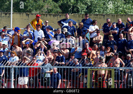 Calcio - Qualifiche Mondiali - Gruppo 9 - FYR Macedonia / Scozia - Skopje City Stadium. I fan scozzesi proteggono gli occhi dal sole Foto Stock