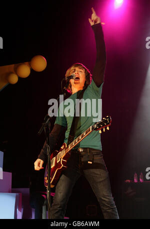 Tom Fletcher di McFly si esibisce sul palco del concerto BBC Switch Live per meno di 18 anni, presso l'Hammersmith Apollo di Londra. Foto Stock