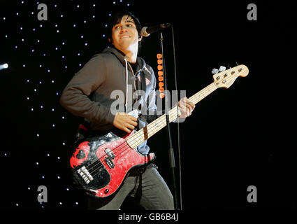 Pete Wentz di Fall out Boy si esibisce al concerto dal vivo della BBC Switch per meno di 18 anni, presso l'Hammersmith Apollo di Londra. Foto Stock