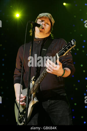 Patrick Stump of Fall out Boy suona al concerto dal vivo della BBC Switch per gli anni 18s, presso l'Hammersmith Apollo di Londra. Foto Stock